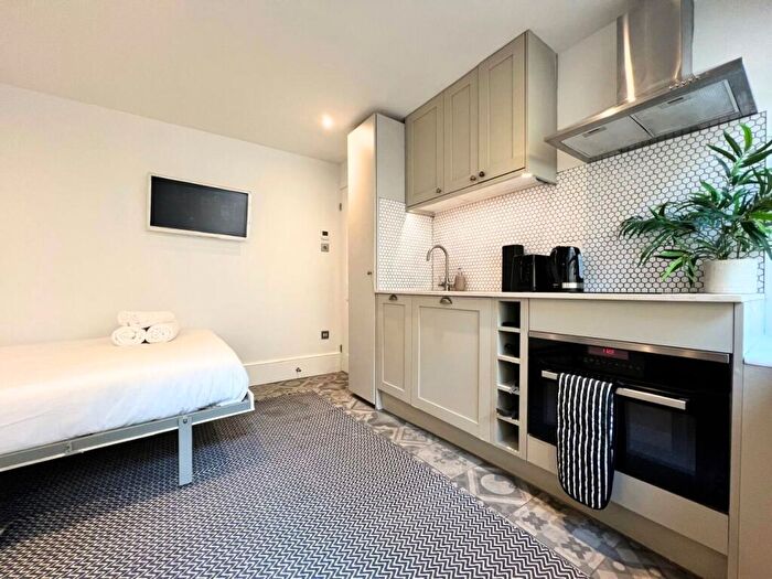 Apartment To Rent In Studio Flat, Gloucester Place, Baker Street, NW1