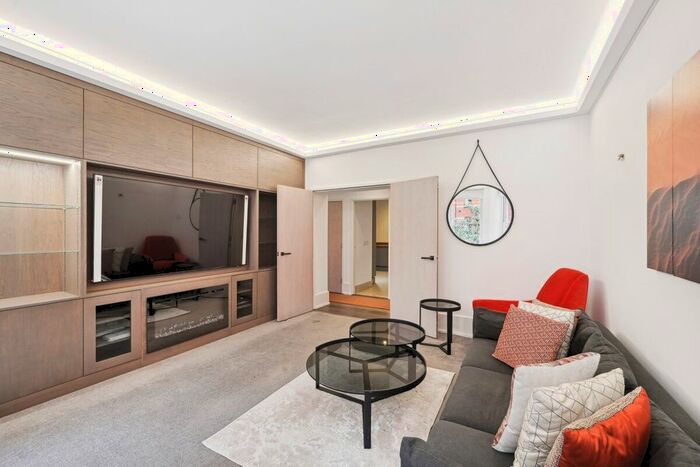 3 Bedroom Flat To Rent In Victoria Street, London, SW1H