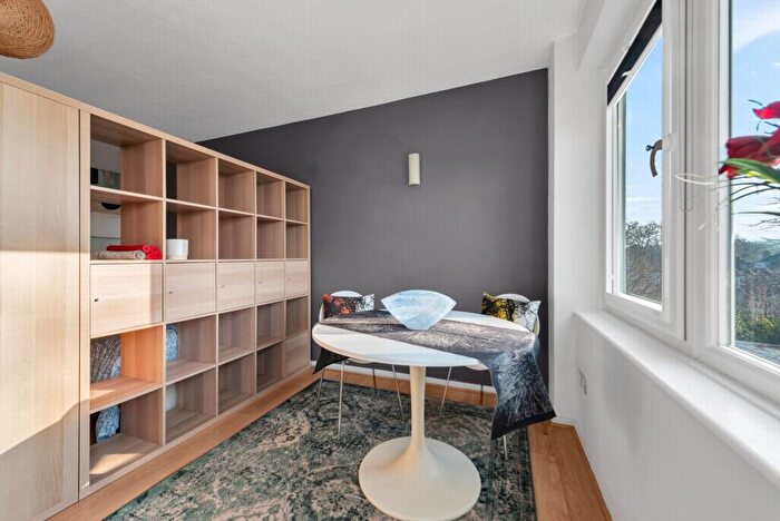 1 Bedroom Flat For Sale In Oakcroft Court, Liskeard Gardens, Blackheath, SE3