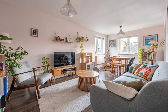 2 Bedroom Flat For Sale In Riverside Close, Hackney, E5
