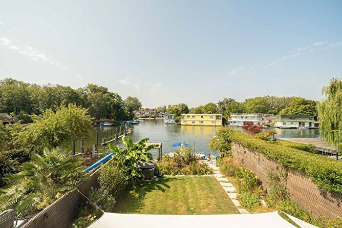 4 Bedroom Detached House For Sale In Hampton Court Road, East Molesey, KT8