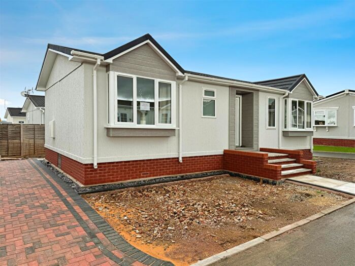 2 Bedroom Park Home For Sale In Sunset Drive, Dodwell Park, Stratford Upon Avon, CV37