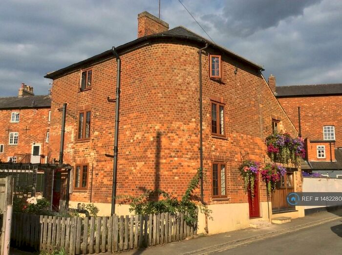 4 Bedroom Semi-Detached House To Rent In Ford Street, Buckingham, MK18