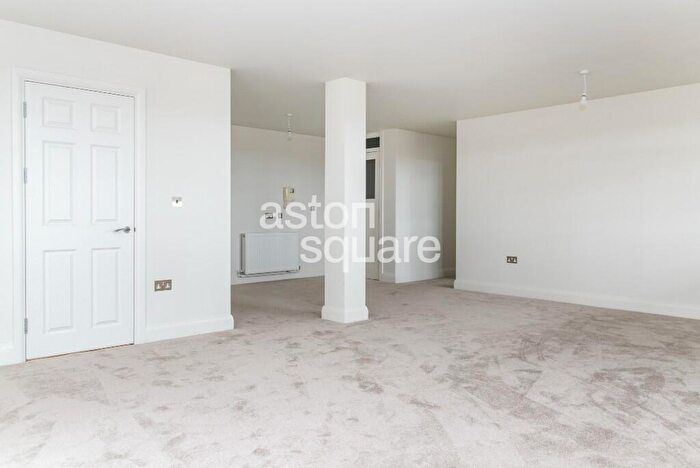 3 Bedroom Flat To Rent In Mulberry Close, London, NW4