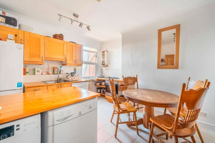 3 Bedroom Flat To Rent In Willesden Lane, Brondesbury, London, NW2