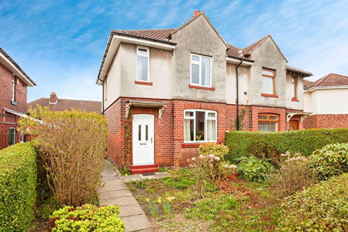 3 Bedroom Semi-Detached House For Sale In Ravens Grove, Scouthill, Dewsbury, WF13