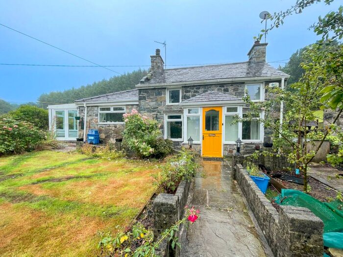 1 Bedroom Detached House For Sale In Gyrn Goch, Caernarfon, Gwynedd, LL54