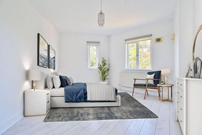 2 Bedroom Flat For Sale In Peckham Rye, Southwark, London, SE22