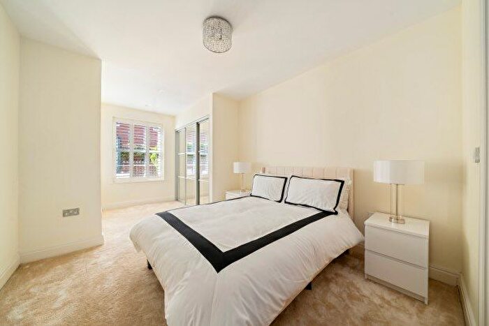 1 Bedroom Flat To Rent In Queens Road, Weybridge, KT13