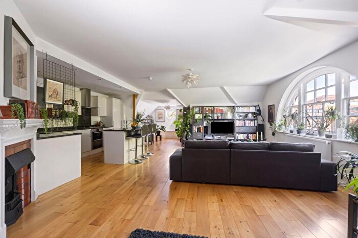 2 Bedroom Apartment For Sale In Carfax, Horsham, RH12