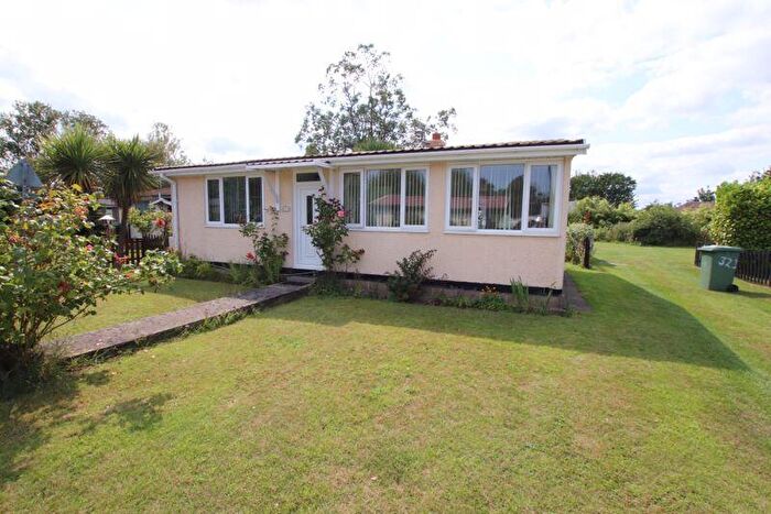 2 Bedroom Bungalow For Sale In Main Road, Humberston Fitties, DN36