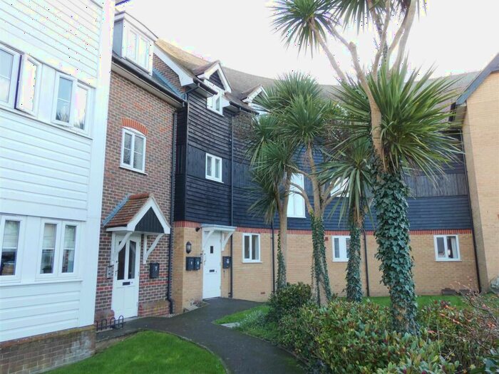 3 Bedroom Apartment To Rent In Bluefield Mews, Whitstable, CT5