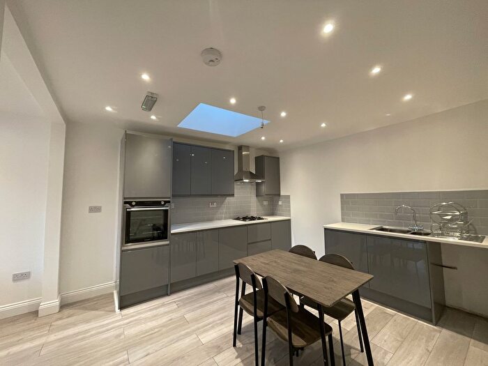 2 Bedroom Flat To Rent In High Street, London, SW19