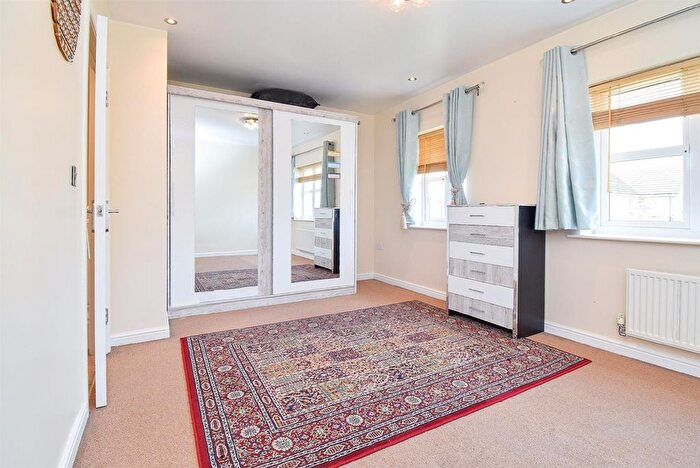 5 Bedroom Semi-Detached House To Rent In Temple Court, Wakefield, WF1