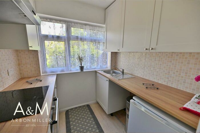 2 Bedroom Maisonette To Rent In Calne Avenue, Clayhall, IG5