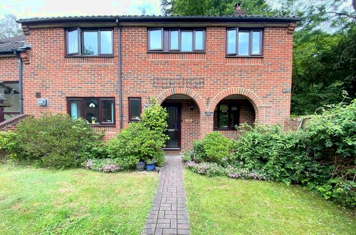 4 Bedroom Semi-Detached House To Rent In Chertsey, KT16