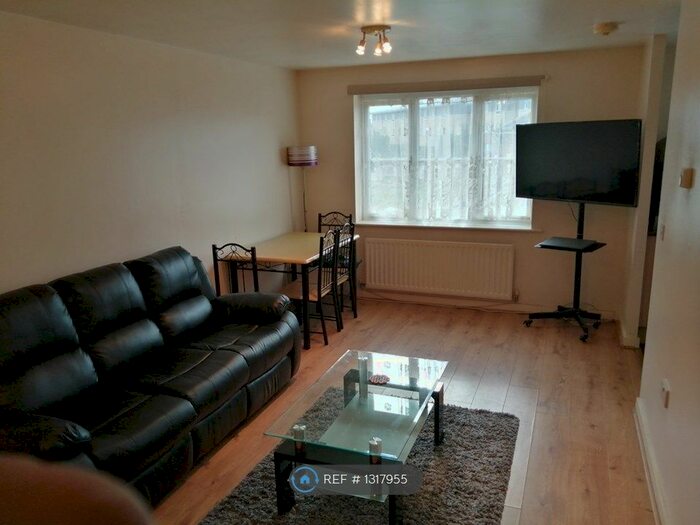 1 Bedroom Flat To Rent In Aspen Court, Ilford IG5