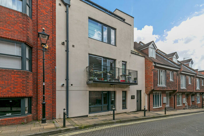 2 Bedroom Ground Flat To Rent In Cadogan Place, St. Clement Street, SO23