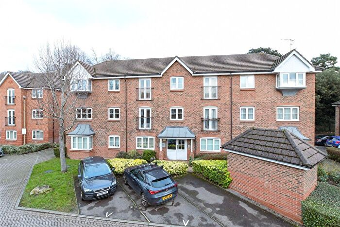 2 Bedroom Flat For Sale In Kingsfield Way, Redhill, Surrey, RH1
