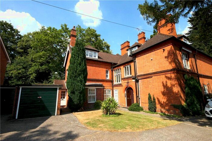 1 Bedroom Flat To Rent In Middle Hill, Egham, Surrey, TW20