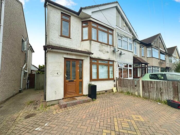 3 Bedroom House To Rent In Hawthorn Avenue, Rainham, RM13