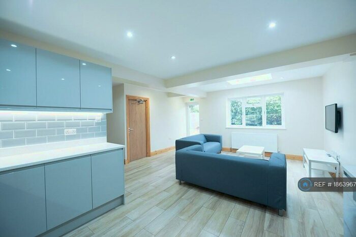 6 Bedroom Detached House To Rent In St. Peters Road, Reading, RG6