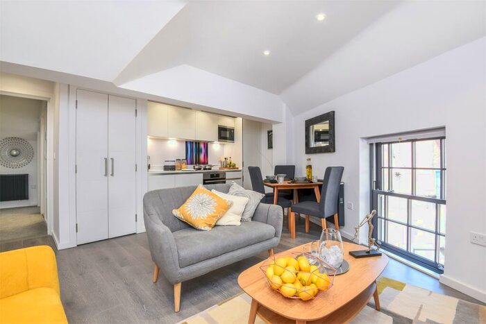 2 Bedroom Flat To Rent In Bridge Street, Winchester, Hampshire, SO23