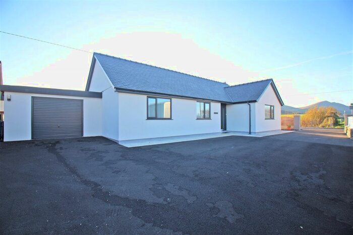 4 Bedroom Detached Bungalow For Sale In Pontllyfni, Caernarfon, LL54
