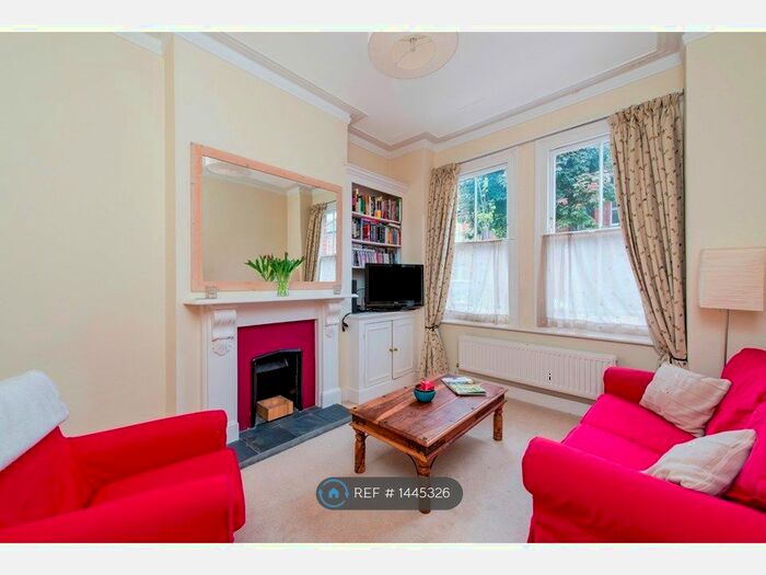 2 Bedroom Flat To Rent In Battersea, London, SW8