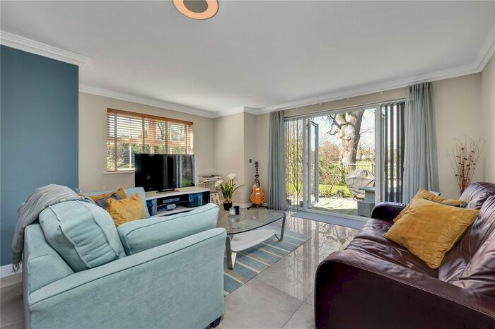 2 Bedroom Flat To Rent In Farnham Road, Liss, Hampshire, GU33