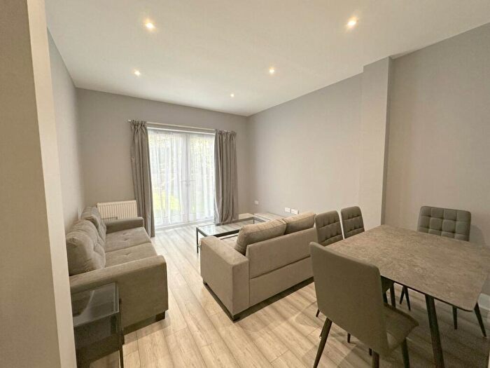 3 Bedroom Flat To Rent In Chapter Road, Willesden Green, NW2