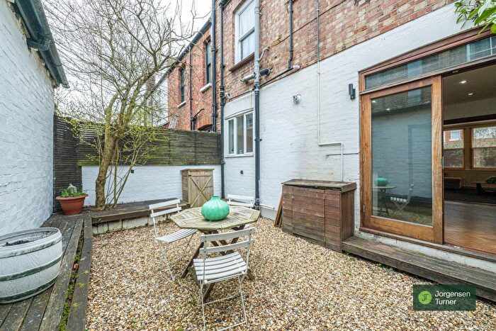 1 Bedroom Flat For Sale In Adelaide Grove, Shepherds Bush, W12