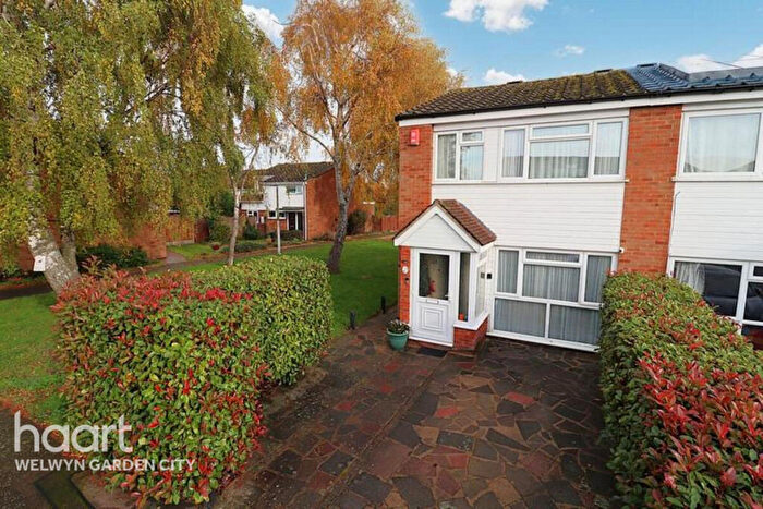 3 Bedroom Semi Detached House For Sale In Wallers Way, Hoddesdon, EN11