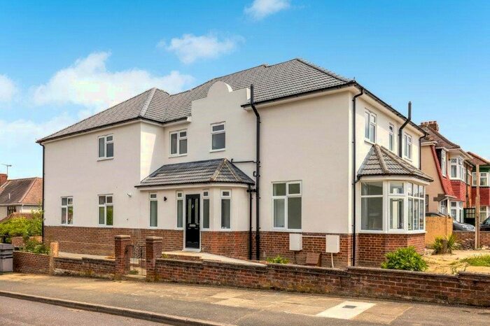 4 Bedroom Semi-Detached House To Rent In North Close, Bexleyheath DA6