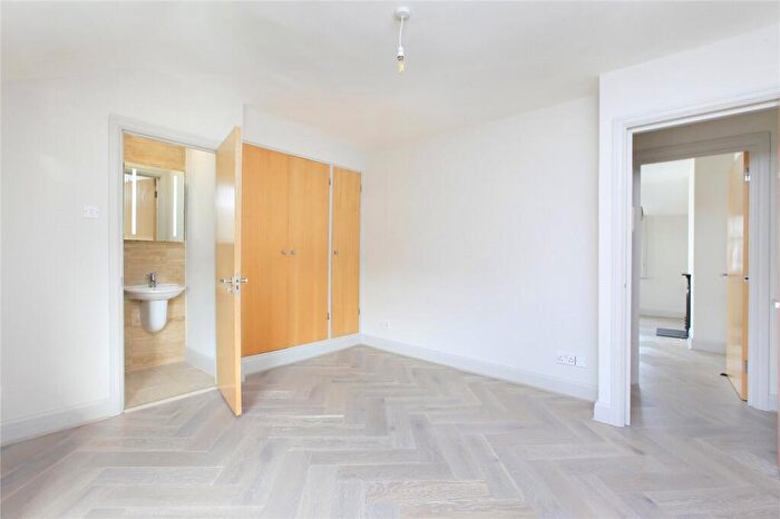 2 Bedroom Flat To Rent In St John's Road, Battersea, SW11
