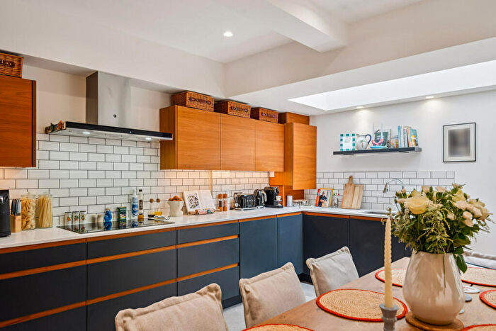 2 Bedroom Apartment To Rent In Lyric Road, London, SW13