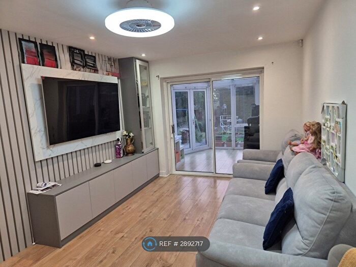 3 Bedroom Semi Detached House To Rent In Cippenham Lane, Slough, SL1