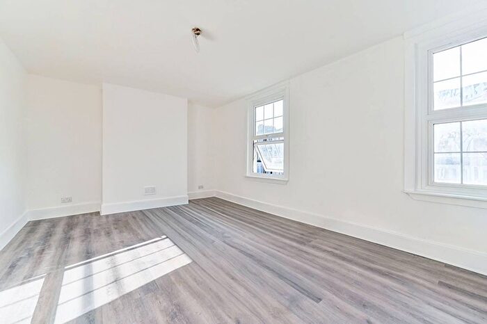 3 Bedroom Maisonette To Rent In Amhurst Road, Stoke Newington, London, N16