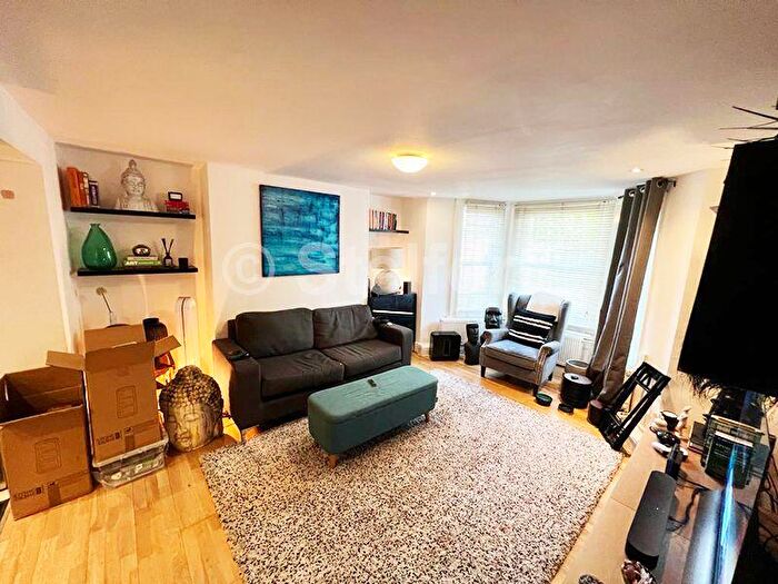2 Bedroom Flat To Rent In Mayes Road, London, N22