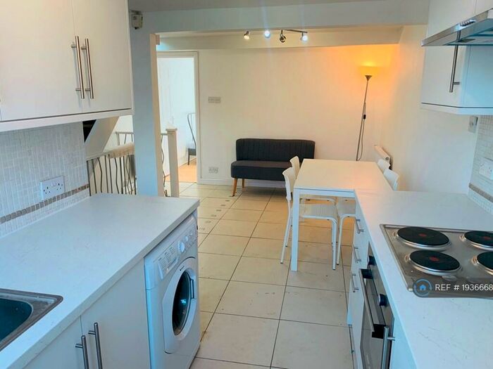 3 Bedroom Flat To Rent In Ranmoor, Sheffield, S10