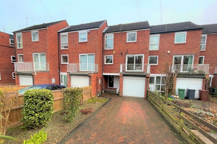 3 Bedroom Town House To Rent In Montagu Drive, Roundhay, Leeds, LS8