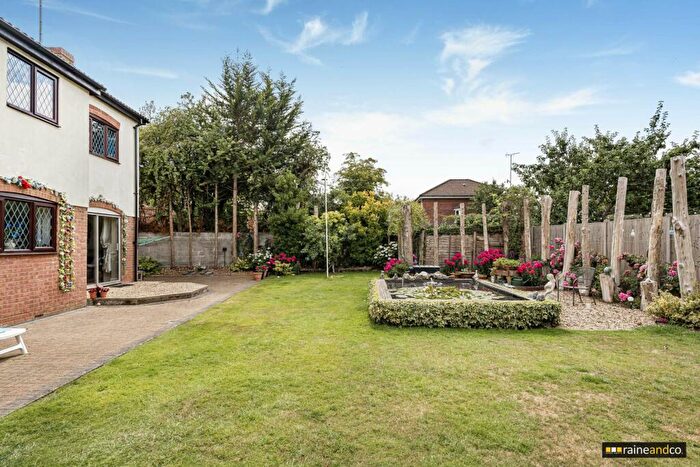 4 Bedroom Detached House For Sale In Mount Pleasant Lane, Hatfield, AL9