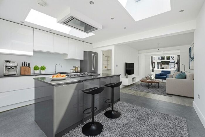 3 Bedroom Semi-Detached House For Sale In Bargate Close, Motspur Park, KT3