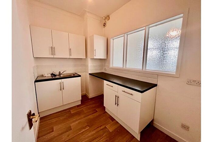 1 Bedroom Flat To Rent In Whitefrairs Crescent, Westcliff On Sea, Essex, SS0
