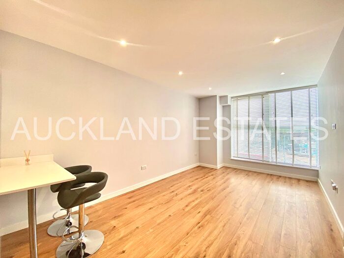 1 Bedroom Flat To Rent In Albany Gate, Darkes Lane, Potters Bar, EN6