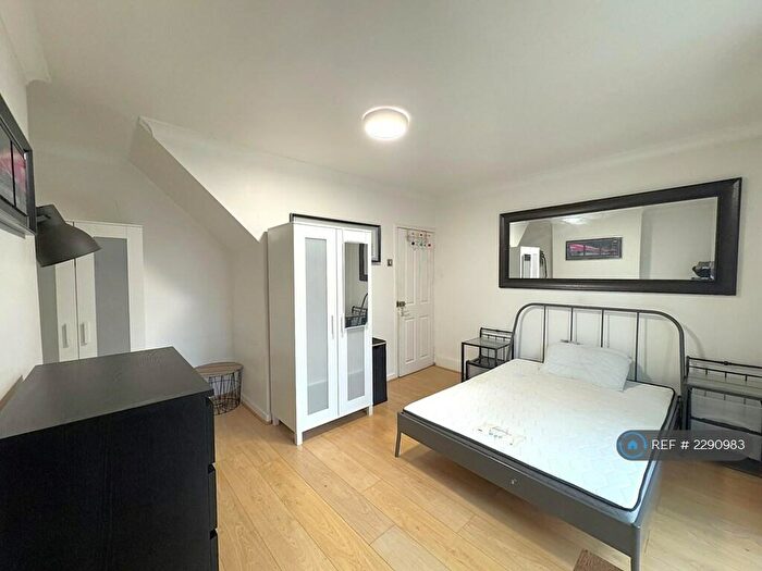 3 Bedroom Flat To Rent In Geffrye Court, London, N1