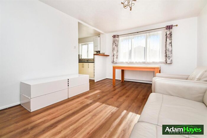 2 Bedroom Apartment To Rent In Laburnum Close, Friern Barnet, N11