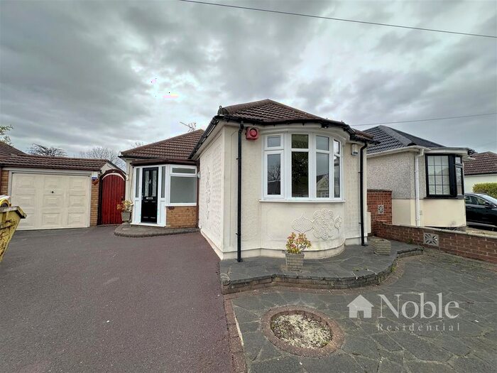 3 Bedroom Detached Bungalow To Rent In Gordon Avenue, Hornchurch, RM12