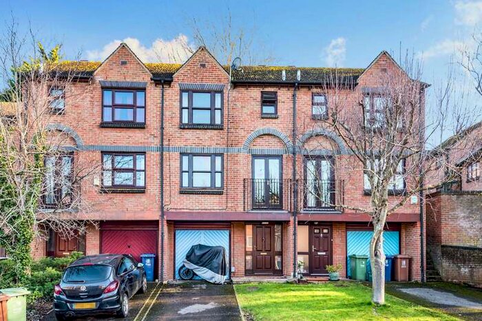 2 Bedroom Property To Rent In Greenridges, Headington, OX3