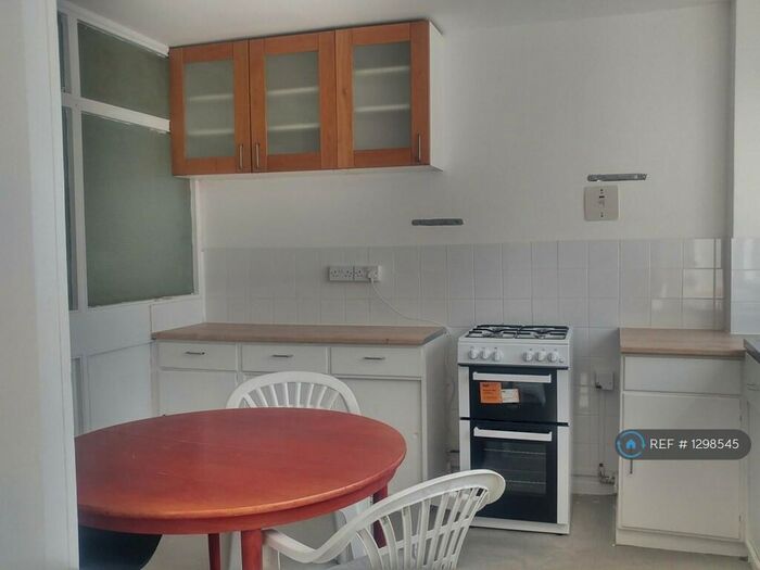 2 Bedroom Flat To Rent In Gilesmead, London, SE5